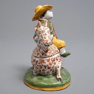 Een polychrome botervloot in de vorm van een bokkenrijder in Delftse stijl, wellicht Dèsvres, Frankrijk, ca. 1900 — foto 3