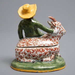 Een polychrome botervloot in de vorm van een bokkenrijder in Delftse stijl, wellicht Dèsvres, Frankrijk, ca. 1900 — foto 4