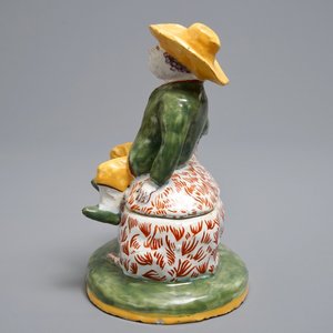 Een polychrome botervloot in de vorm van een bokkenrijder in Delftse stijl, wellicht Dèsvres, Frankrijk, ca. 1900 — foto 5