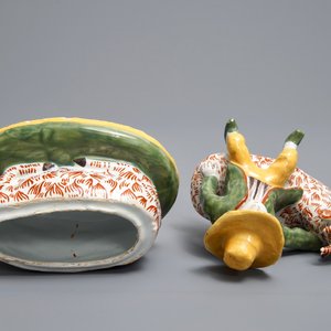 Een polychrome botervloot in de vorm van een bokkenrijder in Delftse stijl, wellicht Dèsvres, Frankrijk, ca. 1900 — foto 6