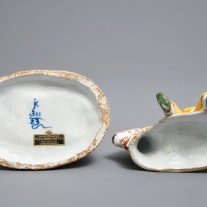 Een polychrome botervloot in de vorm van een bokkenrijder in Delftse stijl, wellicht Dèsvres, Frankrijk, ca. 1900 — foto 7
