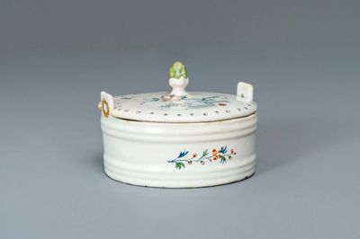 Een polychrome Brussels aardewerken botervloot met decor 'à la haie fleurie', 18e eeuw