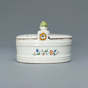 Een polychrome Brussels aardewerken botervloot met decor 'à la haie fleurie', 18e eeuw — foto 3
