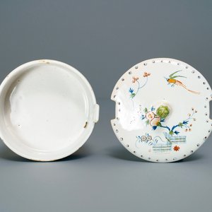Een polychrome Brussels aardewerken botervloot met decor 'à la haie fleurie', 18e eeuw — foto 6