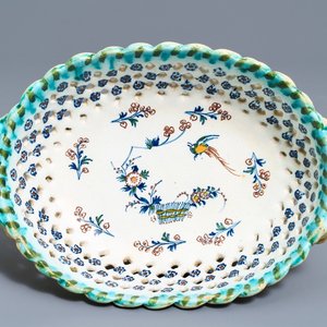 Een polychrome Brussels aardewerken broodmand met decor 'à la haie fleurie', 18e eeuw — foto 1