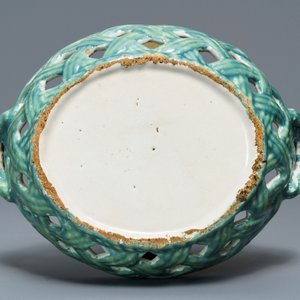 Een polychrome Brussels aardewerken broodmand met decor van een landschap, 18e eeuw — foto 7