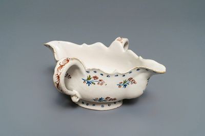 Een polychrome Brussels aardewerken sauskom met decor 'à la haie fleurie', 18e eeuw