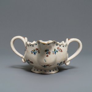 Een polychrome Brussels aardewerken sauskom met decor 'à la haie fleurie', 18e eeuw — foto 2
