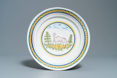 Een polychrome Brussels aardewerken schotel met een dromedaris, ca. 1800