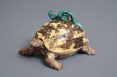 Een polychrome Brusselse dekseldoos in de vorm van een schildpad, 18e eeuw
