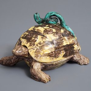 Een polychrome Brusselse dekseldoos in de vorm van een schildpad, 18e eeuw — foto 1