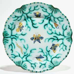 Een polychrome Brusselse dekselterrine op onderschotel met rupsen en vlinders, 18/19e eeuw — foto 3
