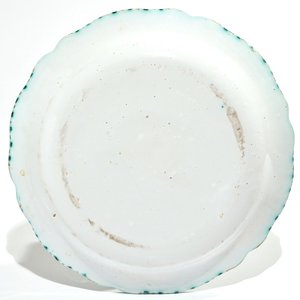 Een polychrome Brusselse dekselterrine op onderschotel met rupsen en vlinders, 18/19e eeuw — foto 4