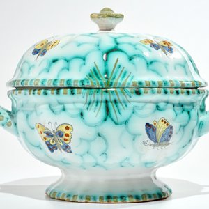 Een polychrome Brusselse dekselterrine op onderschotel met rupsen en vlinders, 18/19e eeuw — foto 5