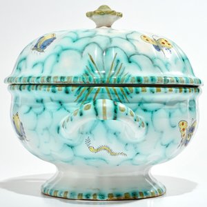 Een polychrome Brusselse dekselterrine op onderschotel met rupsen en vlinders, 18/19e eeuw — foto 6