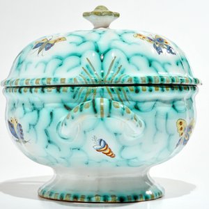 Een polychrome Brusselse dekselterrine op onderschotel met rupsen en vlinders, 18/19e eeuw — foto 8