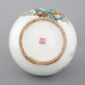 Een polychrome Chinese flesvormige vaas met decor van vogels tussen bloesems, 19e — foto 5
