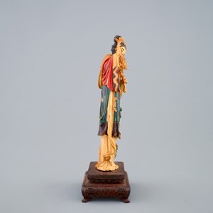 Een polychrome Chinese ivoren figuur van Guanyin op houten sokkel, 19e eeuw — foto 3
