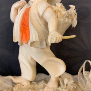 Een polychrome Chinese ivoren groep met een herdertje, ca. 1940 — foto 9