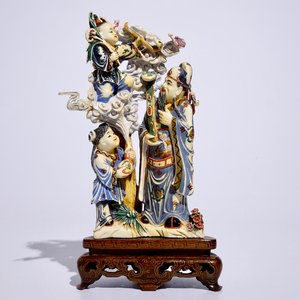Een polychrome Chinese ivoren groep van een onsterfelijke met kinderen, begin 20e eeuw — foto 1