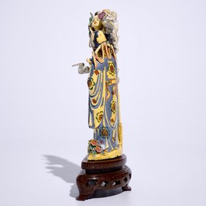 Een polychrome Chinese ivoren groep van een onsterfelijke met kinderen, begin 20e eeuw — foto 2