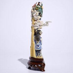 Een polychrome Chinese ivoren groep van een onsterfelijke met kinderen, begin 20e eeuw — foto 4