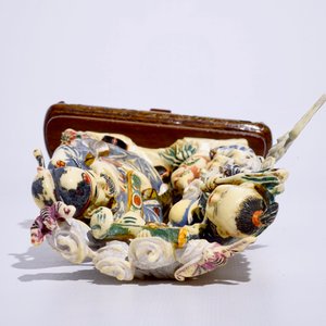Een polychrome Chinese ivoren groep van een onsterfelijke met kinderen, begin 20e eeuw — foto 5