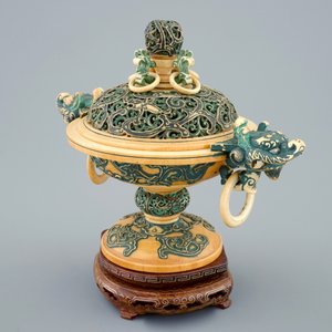 Een polychrome Chinese ivoren wierookbrander met deksel op houten voet, 19e eeuw — foto 2