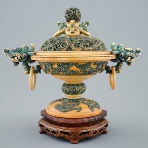 Een polychrome Chinese ivoren wierookbrander met deksel op houten voet, 19e eeuw — foto 4