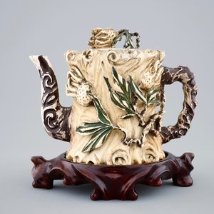 Een polychrome Chinese theepot met deksel in ivoor, ca. 1900 — foto 1