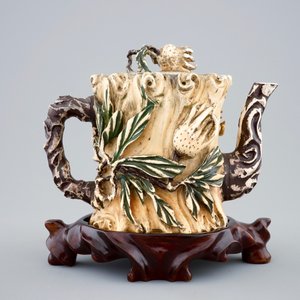 Een polychrome Chinese theepot met deksel in ivoor, ca. 1900 — foto 3