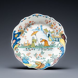 Een polychrome chinoiserie schotel met gelobde rand, Rouen, Frankrijk, 1e helft 18e eeuw — foto 1
