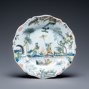 Een polychrome chinoiserie schotel met gelobde rand, Rouen, Frankrijk, 1e helft 18e eeuw — foto 1