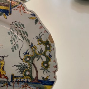 Een polychrome chinoiserie schotel met gelobde rand, Rouen, Frankrijk, 1e helft 18e eeuw — foto 3