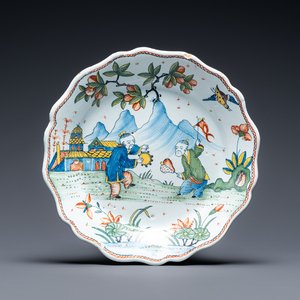 Een polychrome chinoiserie schotel met gelobde rand, Rouen, Frankrijk, 1e helft 18e eeuw — foto 1