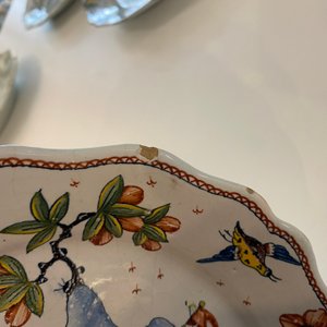 Een polychrome chinoiserie schotel met gelobde rand, Rouen, Frankrijk, 1e helft 18e eeuw — foto 3