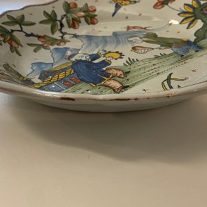 Een polychrome chinoiserie schotel met gelobde rand, Rouen, Frankrijk, 1e helft 18e eeuw — foto 5