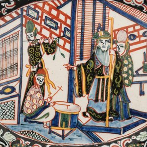 Een polychrome Delfts aardewerken ovale plaquette met chinoiserie, ca. 1800 — foto 3
