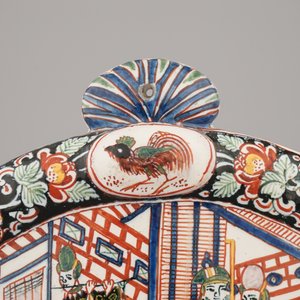 Een polychrome Delfts aardewerken ovale plaquette met chinoiserie, ca. 1800 — foto 4