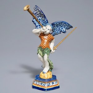 Een polychrome Delftse allegorische figuur van de engel 'Faam', 18e eeuw — foto 1