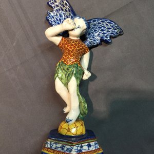 Een polychrome Delftse allegorische figuur van de engel 'Faam', 18e eeuw — foto 12