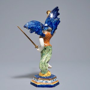 Een polychrome Delftse allegorische figuur van de engel 'Faam', 18e eeuw — foto 4