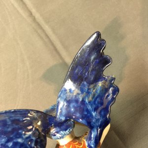 Een polychrome Delftse allegorische figuur van de engel 'Faam', 18e eeuw — foto 7