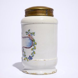 Een polychrome Delftse apothekerspot, albarello, 18e eeuw — foto 2