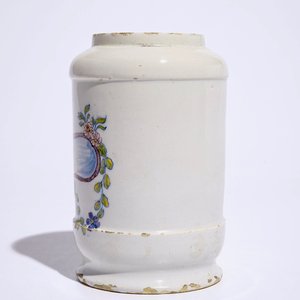 Een polychrome Delftse apothekerspot, albarello, 18e eeuw — foto 6