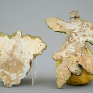 Een polychrome Delftse appel en een peer, 18e eeuw — foto 3