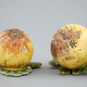 Een polychrome Delftse appel en een peer, 18e eeuw — foto 6