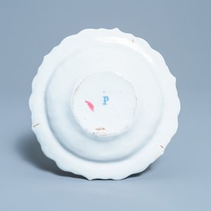 Een polychrome Delftse 'bessen' terrine op onderschotel, 18e eeuw — foto 3