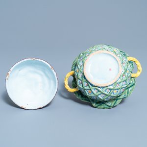 Een polychrome Delftse 'bessen' terrine op onderschotel, 18e eeuw — foto 9