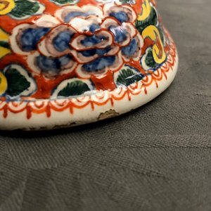 Een polychrome Delftse borstelrug met landschap in gemengde techniek, 18e eeuw — foto 6